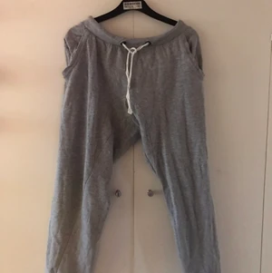 Mjukisbyxor  - Ett par snygga gråa mjukisbyxor. Väldigt bra skick. Dem är i storlek L men blir XS/S om man drar åt i snöret. Kontakta mig för fler bilder. Priset kan diskuteras!