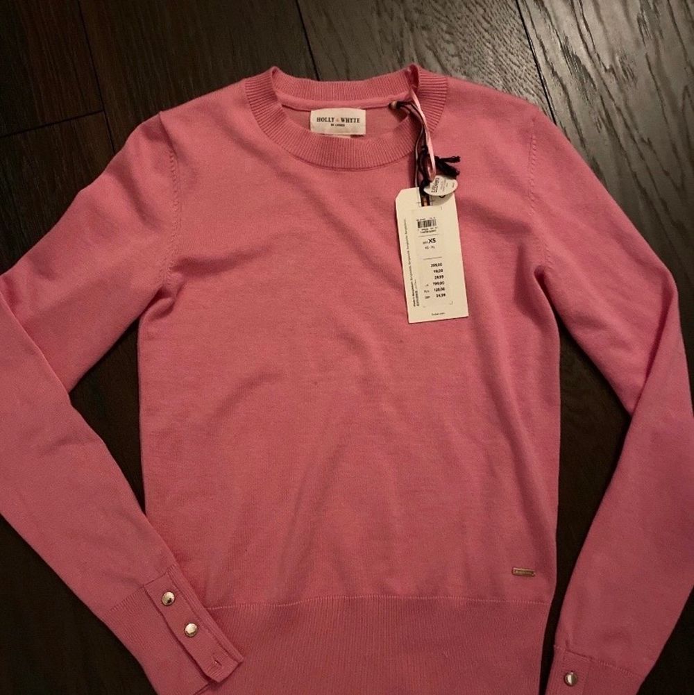 Helt ny och oanvänd finstickad rosa tröja med gulddetaljer. Riktigt fin kvalitet. Lappar och allt sitter kvar och är ny som från butik!   (Säljer pga felköp och har slarvat bort kvittot) Så den är helt ny!!  Storlek xs dam. Tröjor & Koftor.
