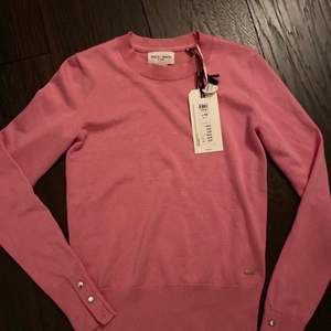 Helt ny och oanvänd finstickad rosa tröja med gulddetaljer. Riktigt fin kvalitet. Lappar och allt sitter kvar och är ny som från butik!   (Säljer pga felköp och har slarvat bort kvittot) Så den är helt ny!!  Storlek xs dam