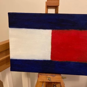 Oljemålning från Tommy Hilfiger med logo - Oljemålning från Tommy Hilfiger med dess logga!  Pris kan diskuteras vid snabb affär, men det är en riktig legend till tavla!