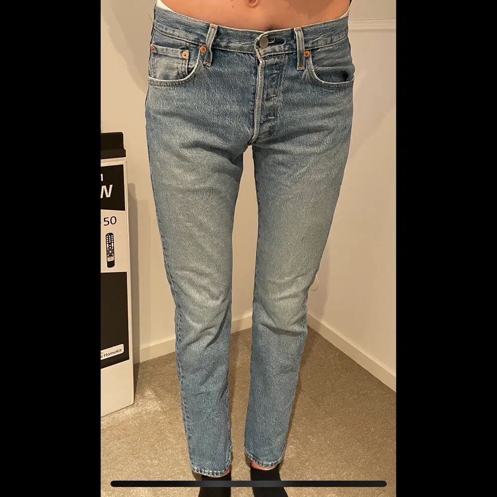 Jeans från Levis modellen 501. Storlek W29 L32. Sparsamt använda och i fint skick:) nypris: ca 1100kr . Jeans & Byxor.