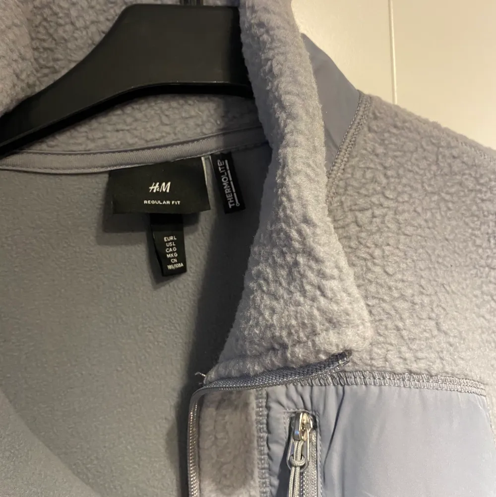Blå fleece från H&M, endast använd en gång💞. Tröjor & Koftor.