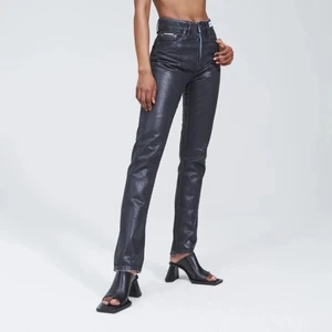 EYTYS Solstice Licorice - Solstice Licorice från EYTYS. Finns ej kvar att köpa! Jättefint skick. Lackade svarta jeans med läder-look. Nypris 1900:- OBS små i strl, har vanligtvis midja 26