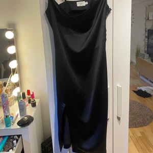 Svart silkesklänning med slit - Svart klänning med slit från Nicci Hernestigs kollektion med Nakd, endast använd en gång. Superfin men tyvärr för liten för mig💞