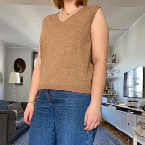 Mjuk brun väst - Oanvänd brun väst. Mjuk och bra längd. Kan mötas upp eller leverera (frakt ingår inte)