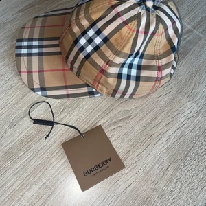 Burberry keps  - Helt äkta burberry keps i mycket bra skick som bara har använts i 2-3 månader. Pris kan diskuteras*