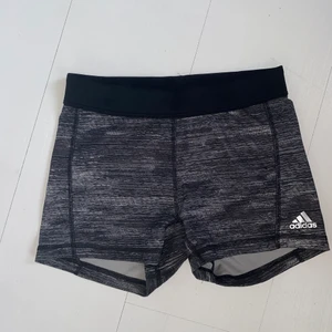 Adidas - Träningsshorts - Oanvända träningsshorts från Adidas. Säljer då de är för små för mig. Passar storlek S och XS