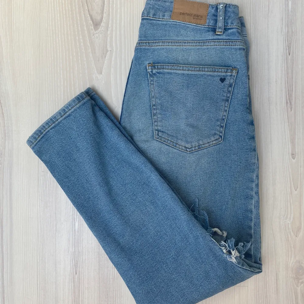 Säljer dessa mom jeans med hål på knäna från Gina. Köpta här på plick men har bara legat i lådan sen dess. Där är ritade två hjärtan på baksidan av fickorna som förra ägaren av byxorna hade ritat ditt. Är 166 som referens.. Jeans & Byxor.