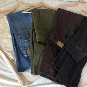 Säljer 4 jeans och ett par cargobyxor för 80kr/st. De beige jeansen är i storlek 30, de blåa jeansen och cargobyxorna i storlek 38, de bruna jeansen i storlek L men passar även M om man vill ha dem lågmidjade och XL om man vill ha dem lite tajtare och de svarta jeansen i storlek 29. Är bara att skriva om ni har frågor eller vill ha fler bilder🌸 (bruna jeansen och cargobyxorna är sålda)