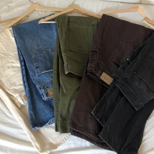 5 par byxor (4 jeans och ett par cargo) - Säljer 4 jeans och ett par cargobyxor för 80kr/st. De beige jeansen är i storlek 30, de blåa jeansen och cargobyxorna i storlek 38, de bruna jeansen i storlek L men passar även M om man vill ha dem lågmidjade och XL om man vill ha dem lite tajtare och de svarta jeansen i storlek 29. Är bara att skriva om ni har frågor eller vill ha fler bilder🌸 (bruna jeansen och cargobyxorna är sålda)