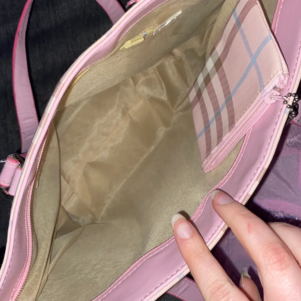As If du hittar en finare rosa väska 🥺 fint skick. Frakt 66. Väskor.