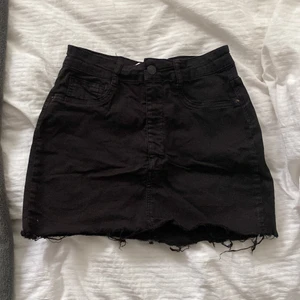 Svart jeanskjol - Svart jeanskjol från Gina tricot. Köpt för ett tag sen men knappt använd. I ett lite mer stretchigare jeansmaterial som passar flera storlekar. Passar bra på mig som vanligtvis har S.⚡️