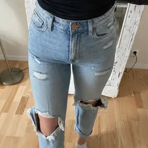 Sparsamt använda mom jeans med slitningar/hål. Går perfekt till ovanför fotknölen och är så sköna samtidigt som de formar sig fint efter kroppen! 