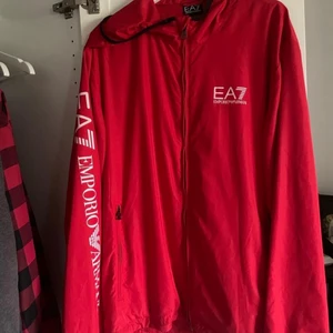 Jacka EA7 - 2 bra fickor på sidan som går att stänga, har aldrivit blivit använd 