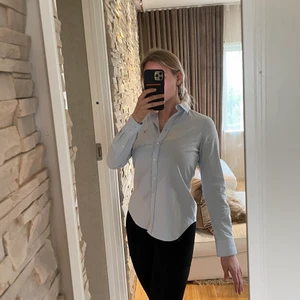 Ljusblå gant skjorta stl 36 - Säljer min ljusblåa gant skjorta i storlek 36. Följer kroppen jättefint och är i nyskick. Nypris 999kr