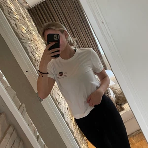 Gant T-Shirt stl M - Säljer min vita Gant T-shirt i storlek M med logga på vänster bröst. Använd ca 10-20 gånger men är fortfarande i väldigt fint skick. Nypris 399kr