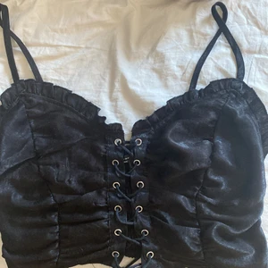 Alternative lace top  - Köpte den för typ ett år sen på shein, materialet är tunnt och mjukt. Man kan justera tråden. 