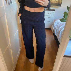 Lågmidjade kostymbyxor  - Lågmidjade blåa kostymbyxor med vita ränder från Carin Wester i storlek 36. Kostymbyxorna är i fint skick! 150kr +frakt 💓🌻
