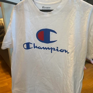 Champion T-shirt  - Tshirt från champion i nyskick ✨