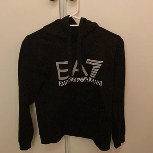 EA7 Armani kofta - Nästan helt oanvänd eftersom den va för liten den är köpt för 1100 storlek s
