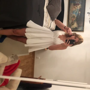 Vit känning - Superfin stundent eller festklänning. Öppen i ryggen. 