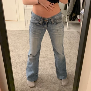 Lågmidjade jeans - Säljer dessa skitsnygga lågmidjade jeansen som är min mammas gamla så de är välanvända men bra kvalitet! Jag är 169 cm lång och dessa jeans går ner till golvet på mig (man ser på bilderna hur de sitter). De har några få slitningar som jag kan skicka bild på om man skriver privat. Säljer för 150 kr eller för det bästa budet 💞💗
