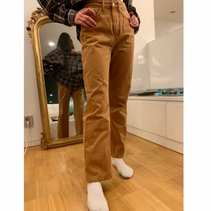 Ljusbruna jeans - Så snygga jeans från Weekday, bara använda en gång! I modellen rowe💛 Så fin ljusbrun nyans, högmidjade och raka🤩