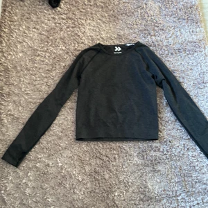 En tränings töja - Denna tränings tröjan är aldrig använd den är split ny.