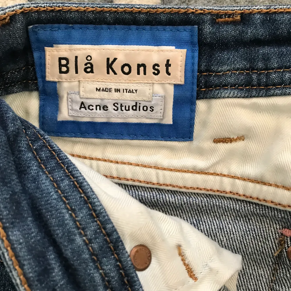 Jeans från Acne Studios, rak modell, kollektionen Blå konst. Strl 26/32. Avklippa ii ankelhöjd. Snygg blå tvätt.. Jeans & Byxor.