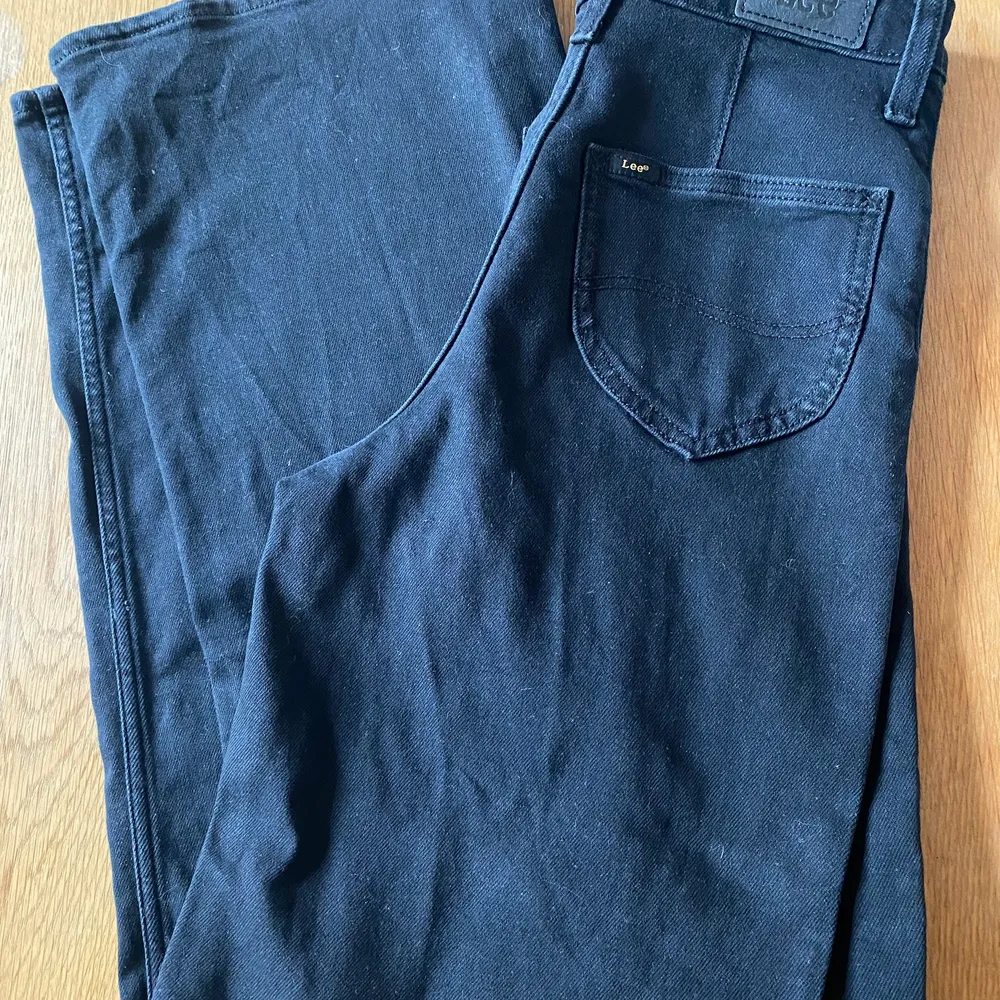 Lee jeans, svarta. Stella a line. W24 L31 Köpta förra året, endast tvättade ett par-tre ggr. Betalas med swish.. Jeans & Byxor.
