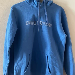Limited edition ord e bunden Hoodie - Helt oanvänd. Väldigt eftertraktad. Kom dm för mer information✨🌟