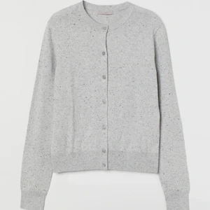 Jättesöt finstickad kofta💕 - Säljer pga ingen användning!❤️‍🔥 Tröjan är i nyskick och använd ca. 2 gånger❤️‍🔥 köp direkt för 50kr(frakt ingår)❤️‍🔥 skriv privat för bilder💕💕