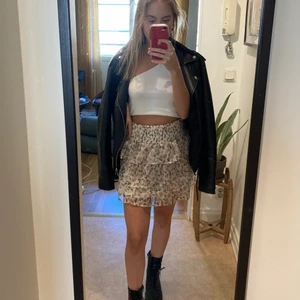 Volang kjol - Använd fåtal gånger. Köpt i Danmark för några år sen men den är för stor för mej. Jag har vikt ned resåren på mitten så den går att få längre. Den är också för stor i midjan så skulle säga att den passar en 34-36 Troligen också 38. 