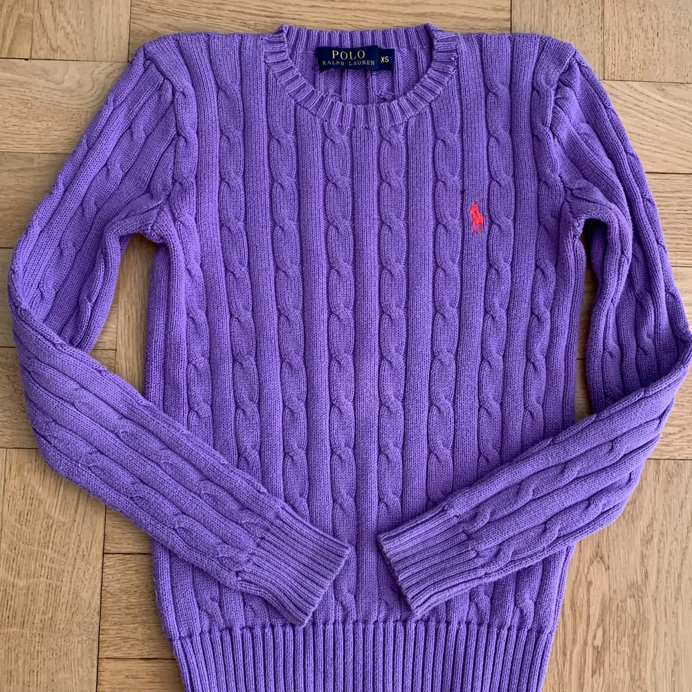 En lila  kabelstickad Ralph Lauren tröja i storlek Xs till Salu! 💜 Priset + Frakt 📦 . Stickat.