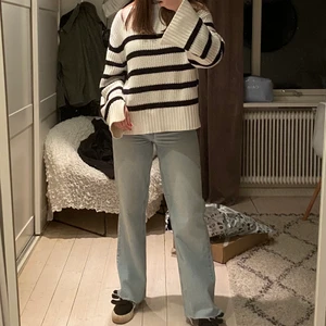 Zara jeans - Säljer mina skit snygga ljusa blåa jeans från zara som tyvärr blivit försmå! Full längd och i fint skick! Andvända ett fåtal gånger! 