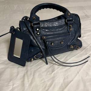 Säljer denna liknande Balenciaga väska i mörkblå. Den är riktigt snygg och rymlig, så man kan få plats med väldigt mycket saker. Kontakta mig ifall du skulle vara intresserad. Kan ta fler bilder när ja är hemma!💞💞