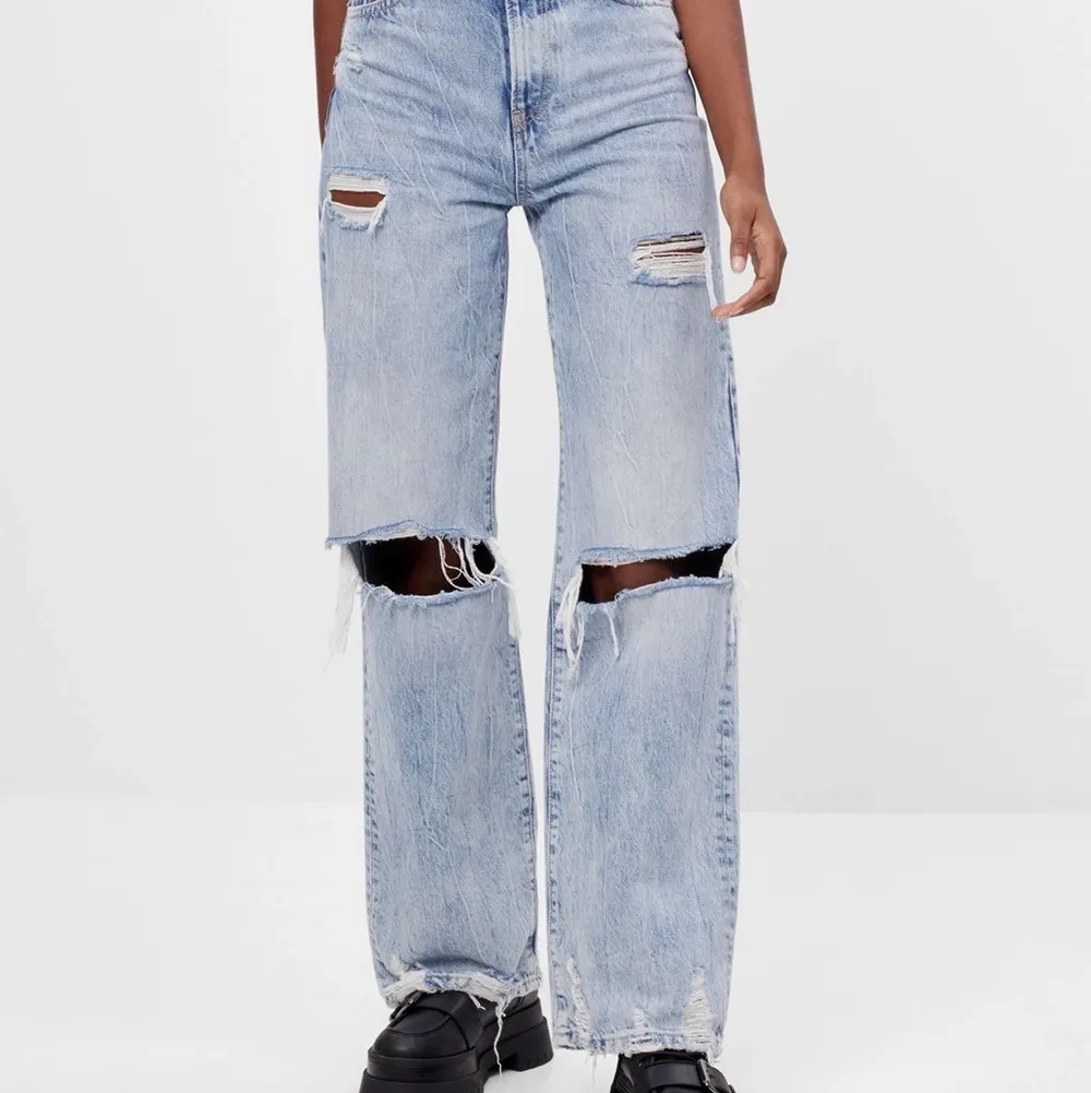 Säljer mina coola 90s jeans från bershka❤️‍🔥 Prislappen är kvar därav aldrig använda. Stl 32 men ganska stora i storleken så passar nog även 34/36. Nypris 359kr, säljer för 200kr + frakt💕. Jeans & Byxor.