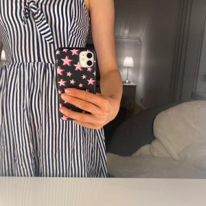 Klänning  - Säljer denna superfina klänningen från HM då den tyvärr inte kommer till användning längre. Den är i super gott skick och är använd fåtal gånger. Allt tvättas såklart innan jag skickar iväg det! (Köparen står för frakten) om ni har några funderingar är det bara att höra av sig💕