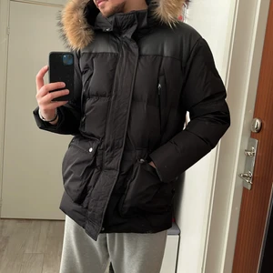 Monel jacka herr i storlek M  - Så gott som ny har använts Max 5 gånger. Köpte jackan 2021 . Ny pris 8499;-
