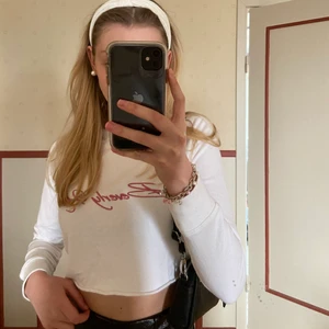 Croppad sweatshirt🥰🥰 - En croppad sweatshirt från nelly, med texten beverly hills😍🦋 säljer då den är något liten för mig som normalt bär S men i bra skick!