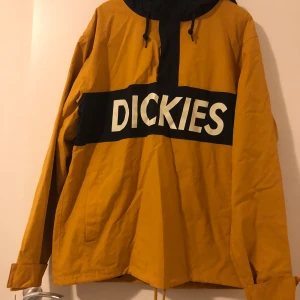 Dickies Anorak  - Använd en gång. Köpt på Carlings. Två fickor finns men tyvärr utan dragkedja. Tunn. 