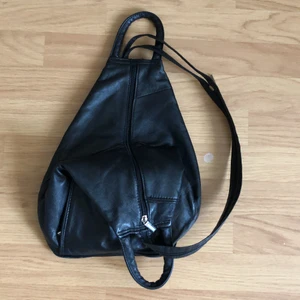 enaxladväska - enaxladväska i läder! i bra skick och köparen står för frakt 💚