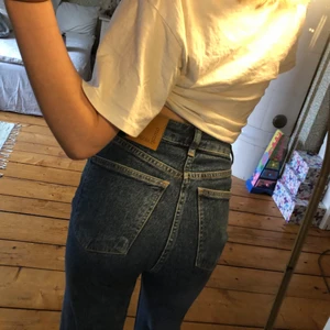 Bikbok byxor TOWER storlek  24 längd 32 - Ett par blåa fina jeans som blivit lite  för korta för mig, knappt använda! Använt ett par gånger bara tröttnade, dom är högmidjade och smala men ändå inte tajta i benen  