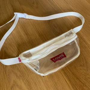 Levi’s väska genomskinlig - Fin Levi’s väska (sitter som en bäcknarväska) genomskinlig med tryck💖