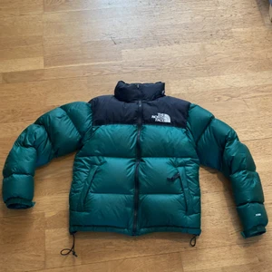 The north face puffer - Säljer denna gröna north face jacka då den är för liten. skick 7/10 den har några små jack. den har storlek xxs men pga oversized så passar den xs, finns även en infälbar luva.