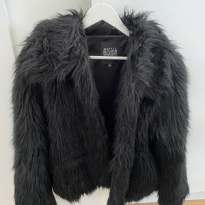 Fluffig jacka  - Svart jacka i fint skick. Storlek M. 
