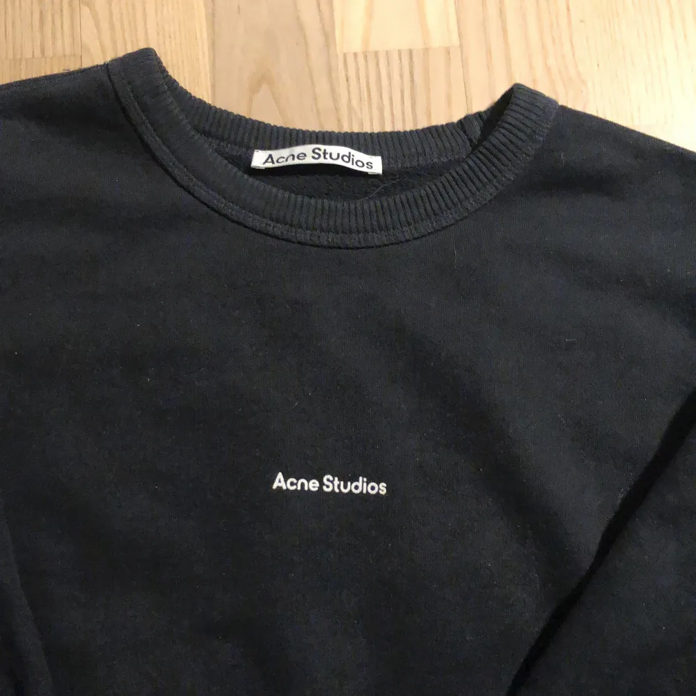 Acne studios sweatshirt i storlek M. Jätte bra skick använd vid ett tillfälle, köparen står för frakt 💚. Hoodies.