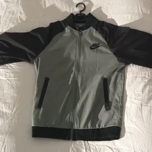 Nike jacka grön och svart - Vindjacka för höst och vår