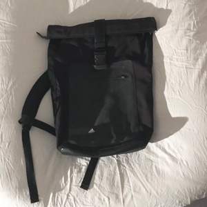 Svart enkel väska med två hemliga fack. Väskan har två olila lägen där ett får du plats med betydligt mycket mer än en vanlig väska!