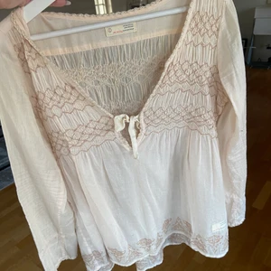 Odd molly blus - Extremt fin ljusrosa odd molly blus i fint skick! Perfekt till våren och sommaren. Ord pris ca 1500.💕